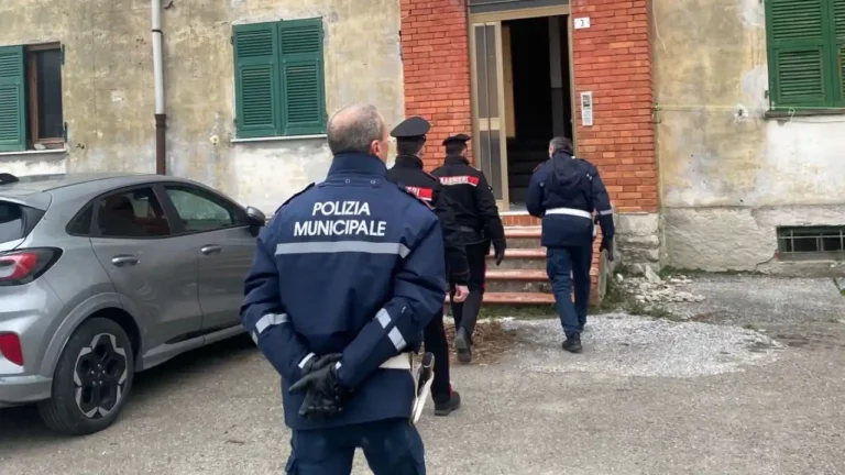 Aulla: sgomberato alloggio popolare occupato abusivamente - alloggio abusivo, degrado urbano