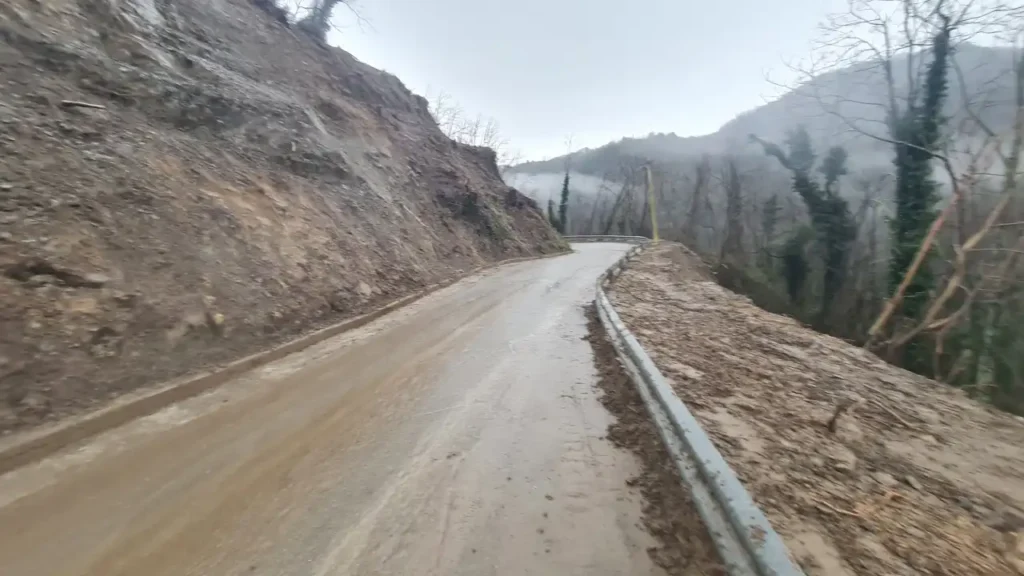 Riaperta la SP23 per Villa di Tresana Riaperta la SP23 per Villa di Tresana - Riapertura, sp23