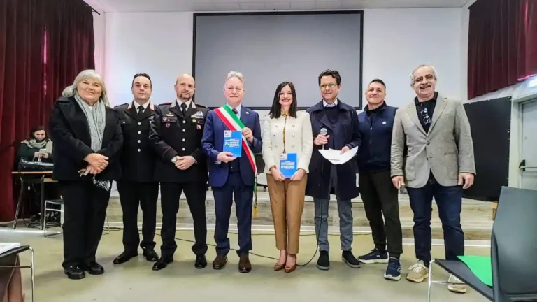 Consegna delle costituzioni ai maggiorenni nel giorno della feste delle donne ad Aulla - Aulla, consegna