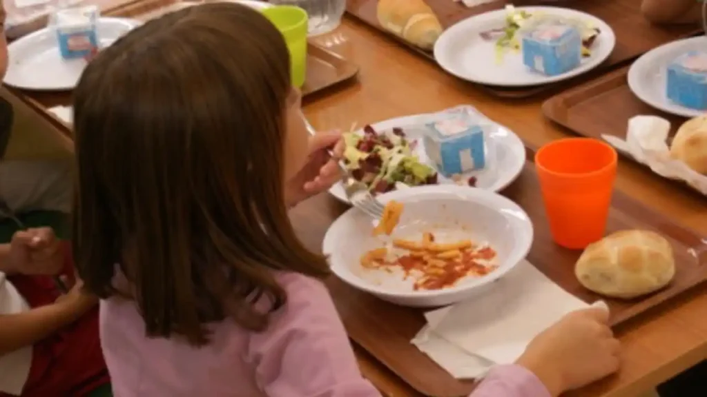 Pontremoli e la Quaresima nella mensa della scuola: frittata, fede e un po’ di confusione Pontremoli e la Quaresima nella mensa della scuola: frittata, fede e un po' di confusione - mensa, Pontremoli