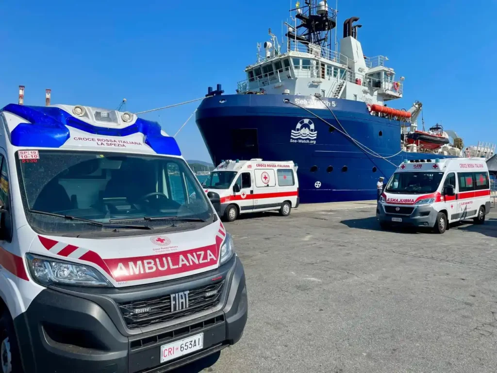 Sbarco nave Life Support, si mobilita la Croce Rossa con ambulanze e operatori - Emergency, la spezia