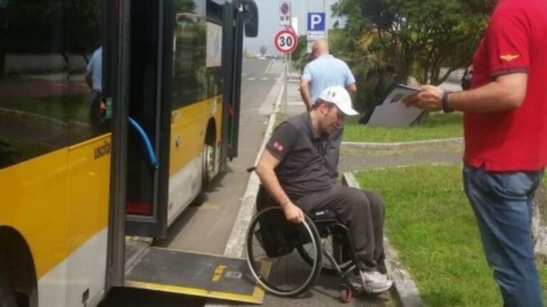 Disabile scende da autobus