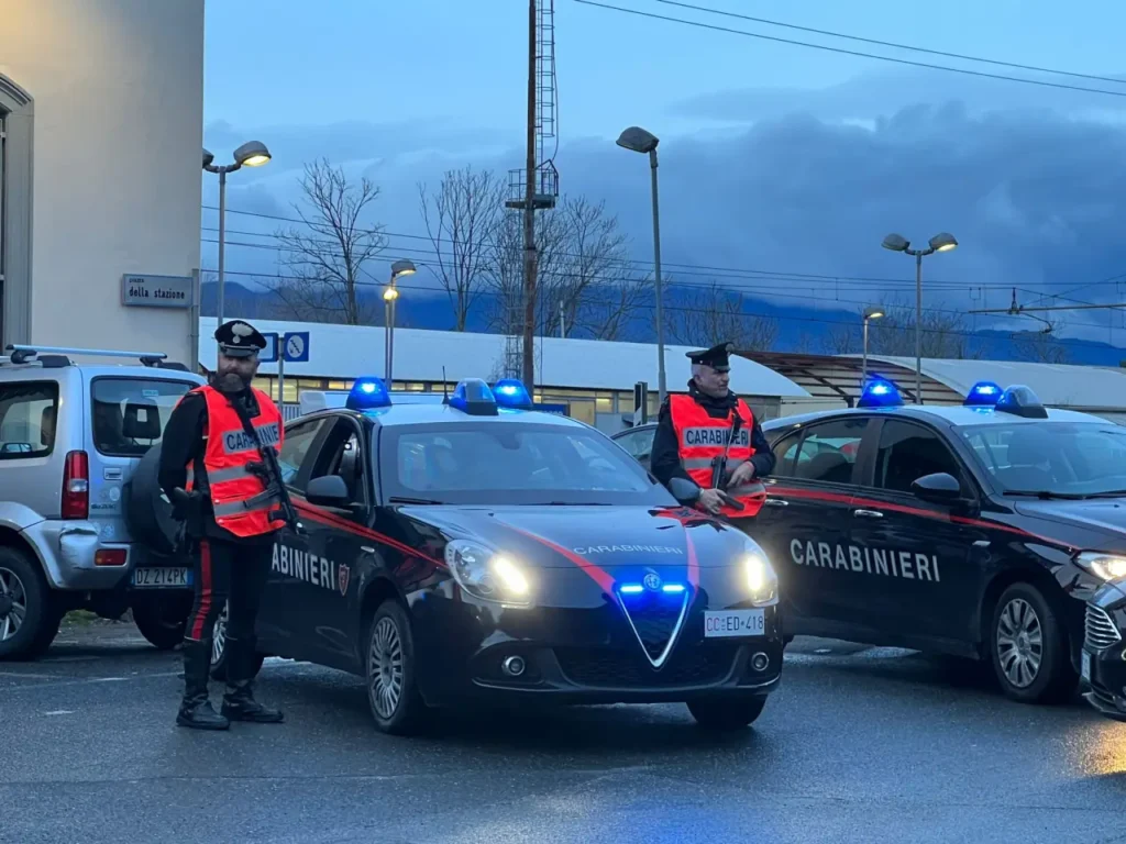 Carabinieri in servizio alla stazione