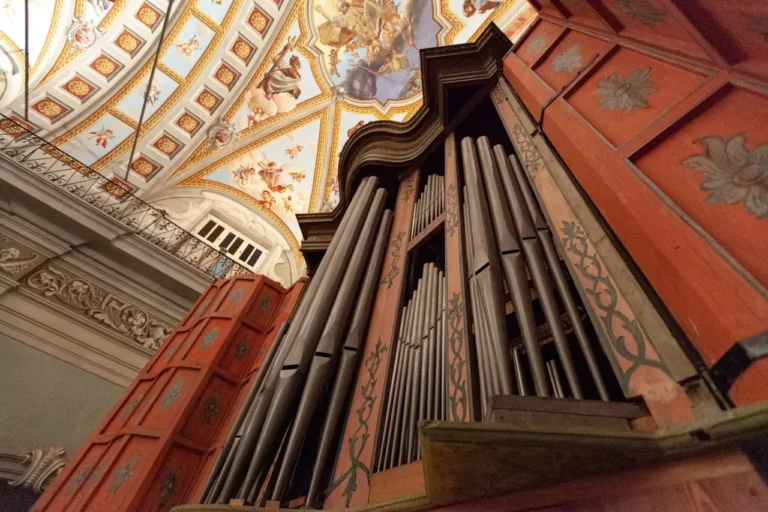 foto di un organo a canne storico