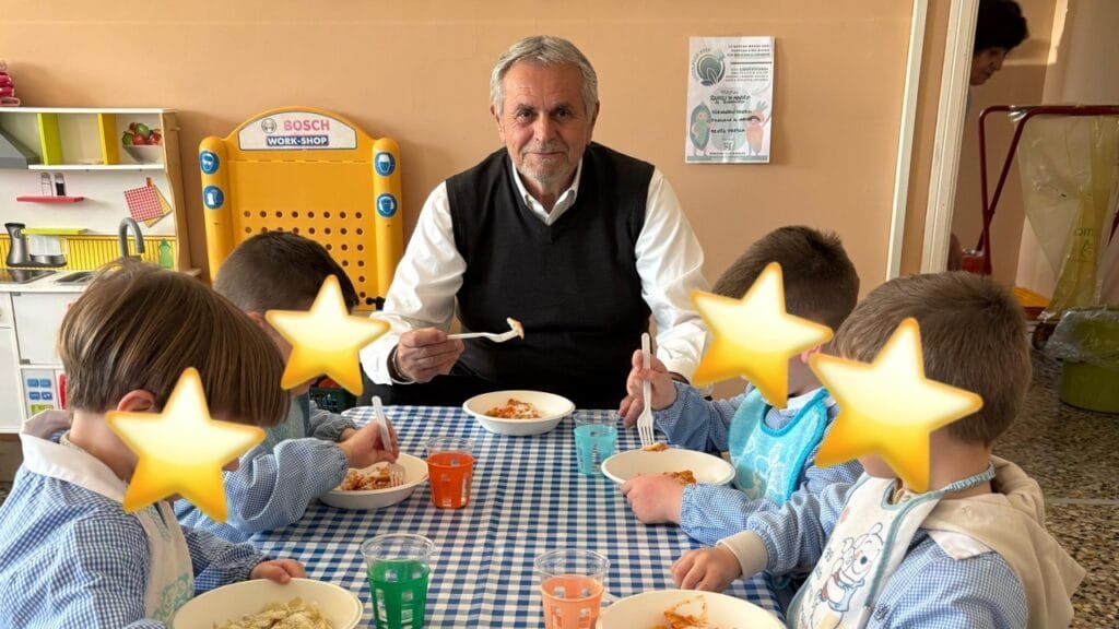 Riccardo Varese, sindaco di Podenzana alla mensa scolastica
