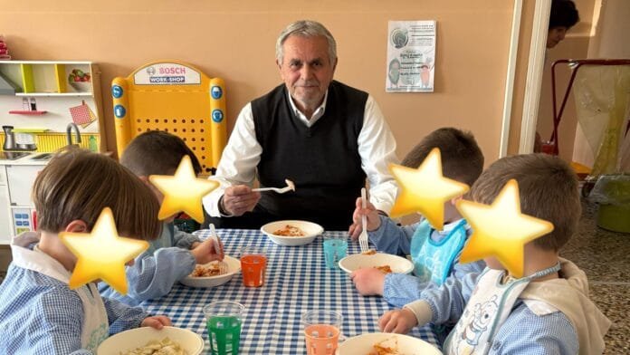 Podenzana Riccardo Varese, sindaco di Podenzana alla mensa scolastica