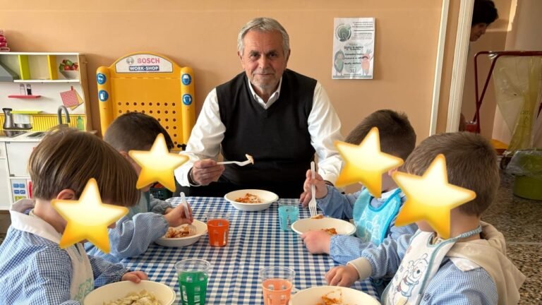 L’Unione dei Comuni e i 14 Comuni della Lunigiana hanno aderito alla Green Food Week 25 Riccardo Varese, sindaco di Podenzana alla mensa scolastica
