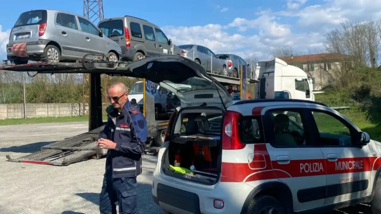 Aulla rimuove le auto abbandonate: primo blitz con 9 veicoli eliminati -