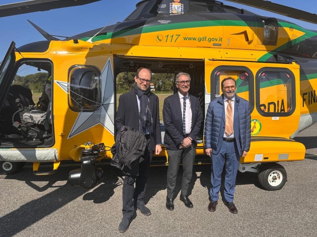 Sopralluogo aereo a Marina di Massa col deputato Amorese, scongiurato disastro ambientale dopo l’incaglio della Guang Rong Sopralluogo aereo a Marina di Massa col deputato Amorese, scongiurato disastro ambientale dopo l’incaglio della Guang Rong - #alessandroamorese, #claudiobarbaro