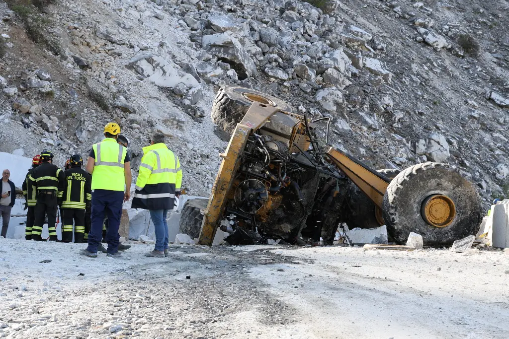 Incidente alle cave di marmo di Carrara, muore un uomo di 59 anni - Massa Carrara