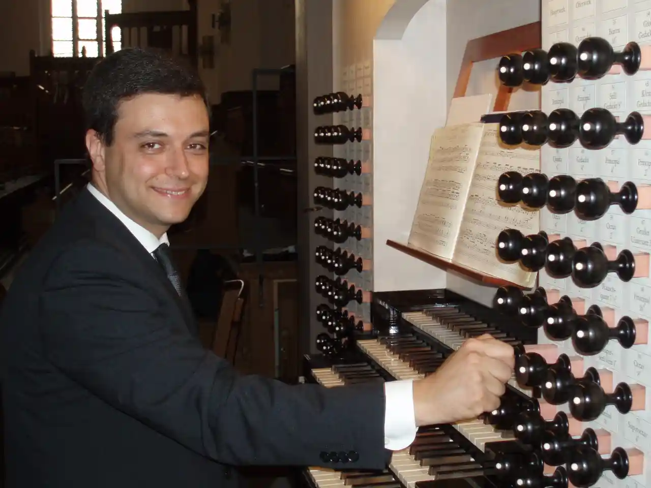 Il pluripremiato Alessio Corti in scena con il suo Bach nella Chiesa di Fezzano - Musica