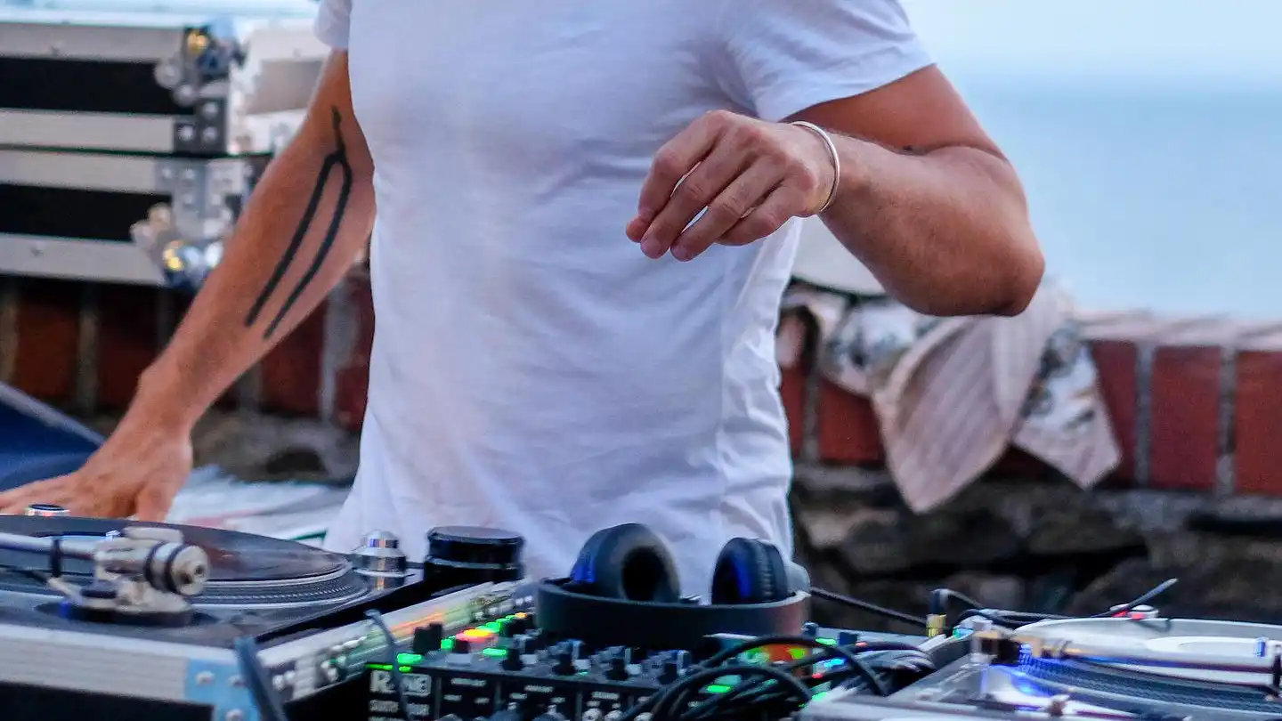 MÄEGASSÜ arriva su Instagram a poche settimane dal ritorno sulle coste - Musica