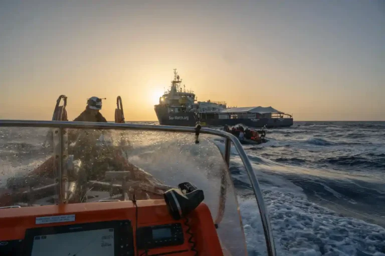 Salvataggio in mare da parte della nave Sea Watch