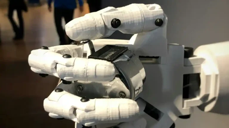 Ritorno al futuro: scienza e tecnologia al servizio dell’uomo Antonio Bicchi Aulla