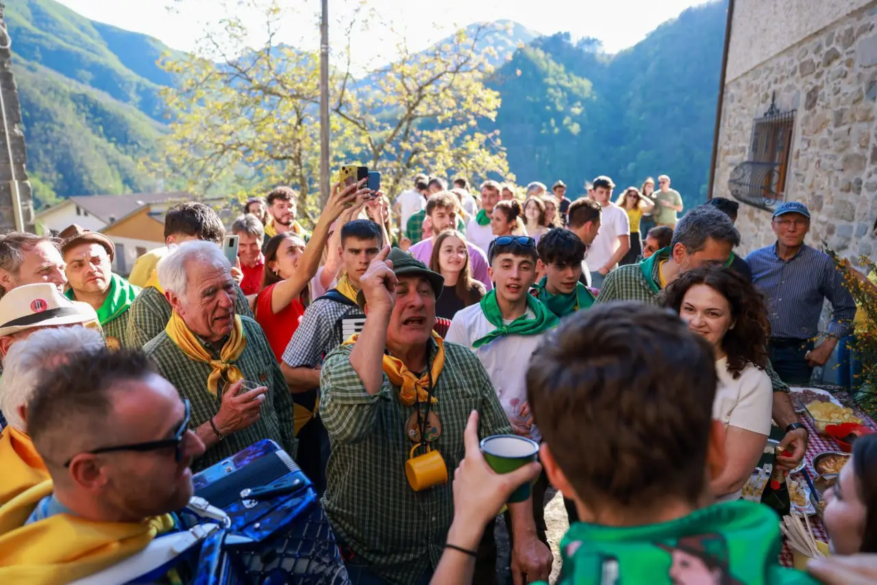 Montereggio canta il Maggio: il borgo dei librai diventa palcoscenico dell'Appennino - librai