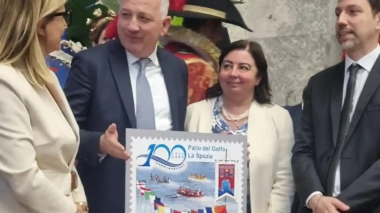 Francobollo celebrativo: 100 anni del Palio del Golfo della Spezia riconosciuto dal Ministero Autorità alla presentazione del francobollo del Palio del Golfo