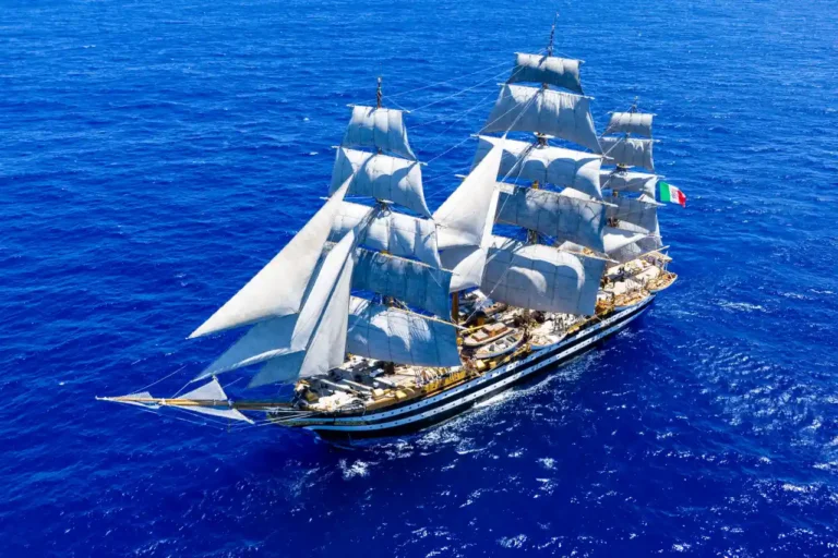 La nave Amerigo Vespucci ritorna a Spezia dopo il tour mondiale Nave Amerigo Vespucci ormeggia a La Spezia