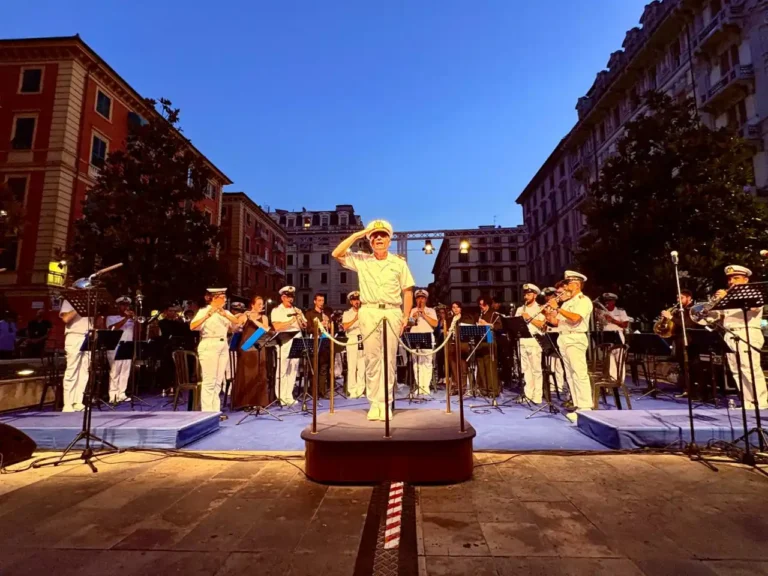 Fanfara della Marina e giovani musicisti sul palco di Piazza Verdi durante il Concerto del Mare a La Spezia.