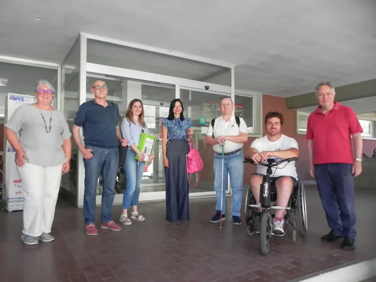 Rappresentanti e cittadini durante il tour di verifica del PEBA ad Aulla