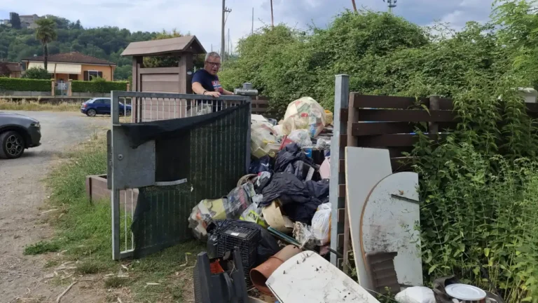 Cumuli di rifiuti illegali abbandonati nell'isola ecologica di Monti, Licciana Nardi