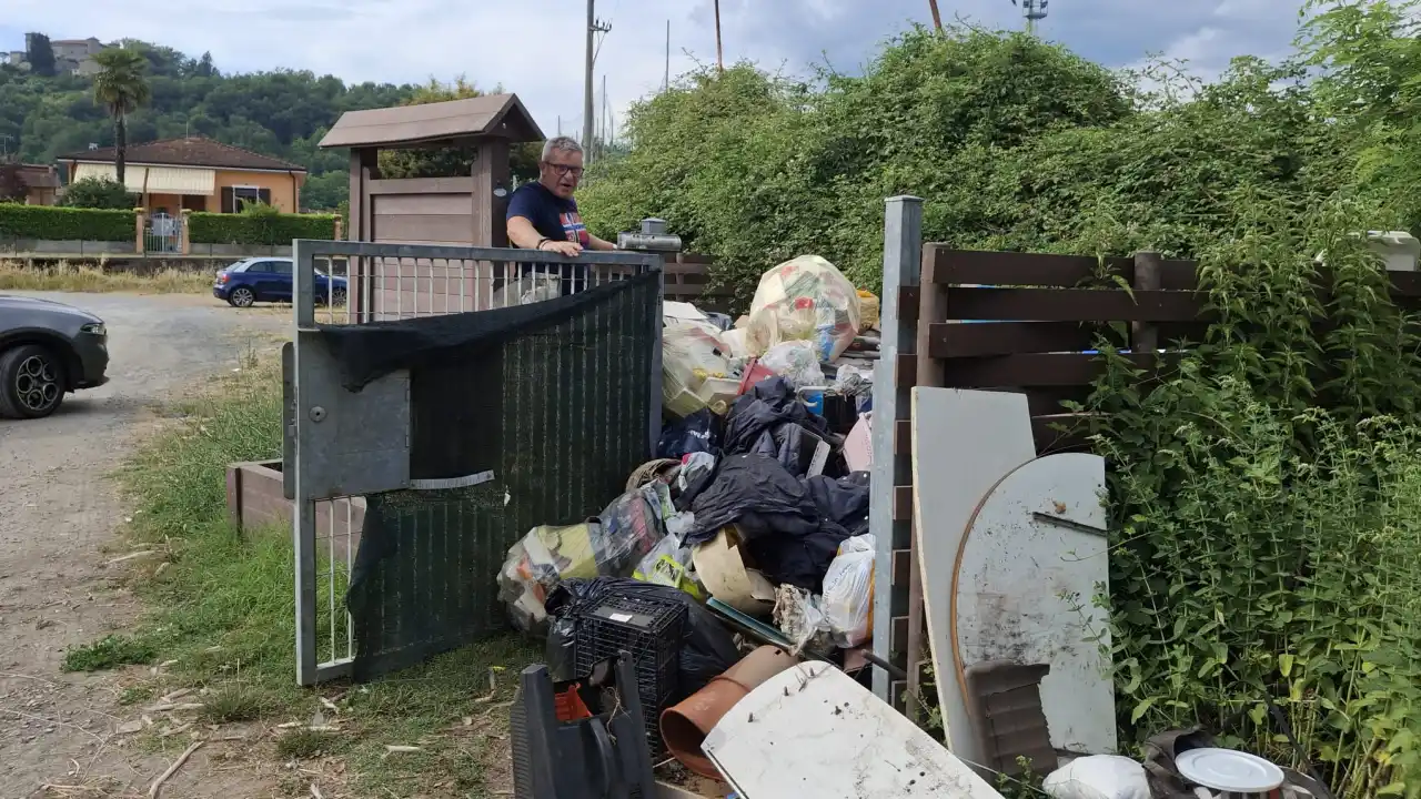 Cumuli di rifiuti illegali abbandonati nell'isola ecologica di Monti, Licciana Nardi