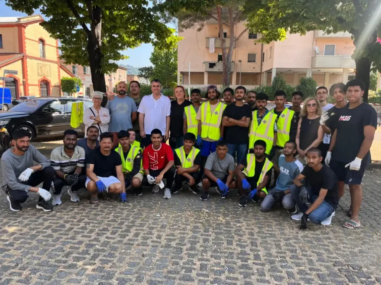 Volontari della Cittadella della Pace impegnati nella pulizia del quartiere Pegazzano