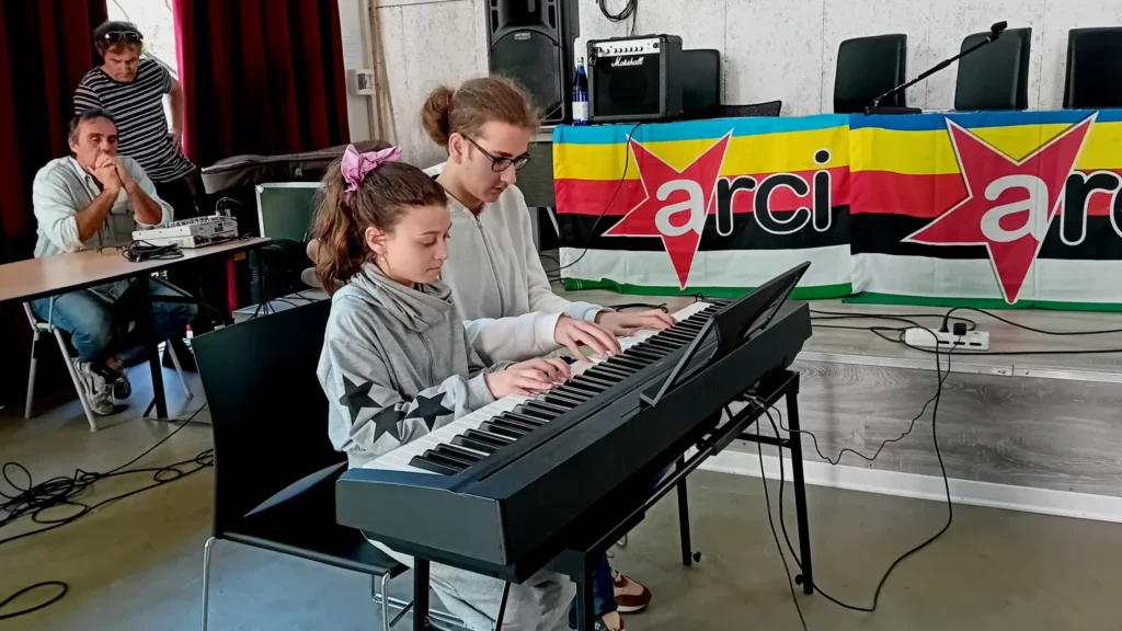 Musica e prove aperte ai giardini di Aulla Lezione di musica alla scuola abreu