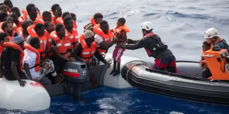 Sea Watch salva 30 persone, in viaggio verso Marina Carrara - marina di carrara, salvataggio