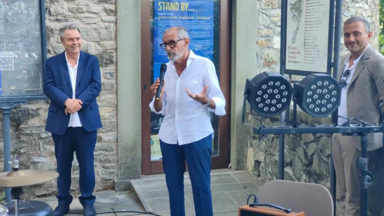 Una folla festante ha invaso Fosdinovo - ascione, folla