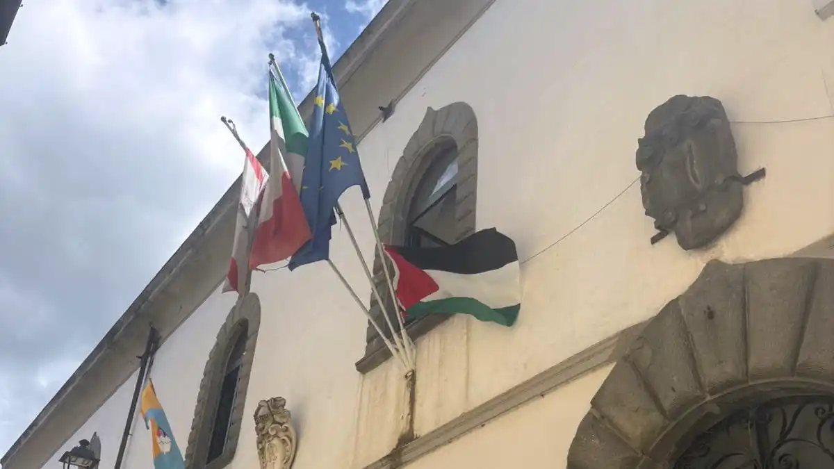 A Fivizzano spunta una bandiera palestinese: solidarietà a chi?