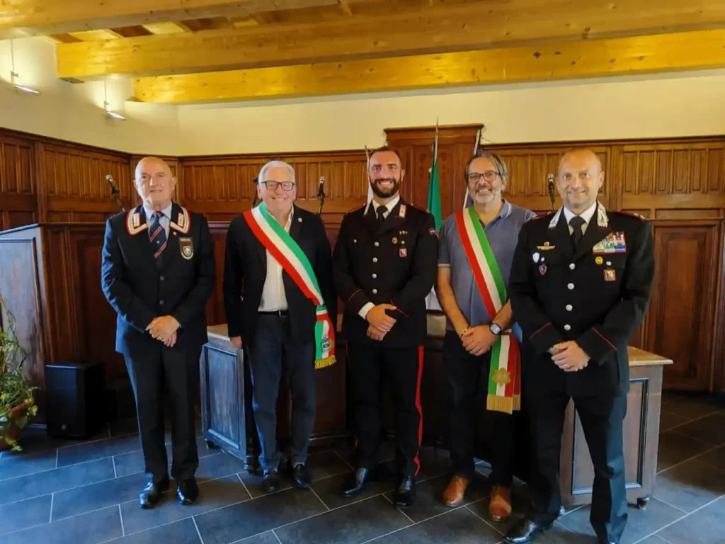 l Maresciallo Mauro D'Alba durante una cerimonia ufficiale con i sindaci di Licciana Nardi e Comano
