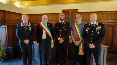 l Maresciallo Mauro D'Alba durante una cerimonia ufficiale con i sindaci di Licciana Nardi e Comano