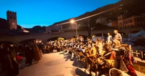 Corteo storico Notte Medievale Monterosso con armigeri genovesi e falconieri del Gran Ducato di Toscana nelle vie delle Cinque Terre