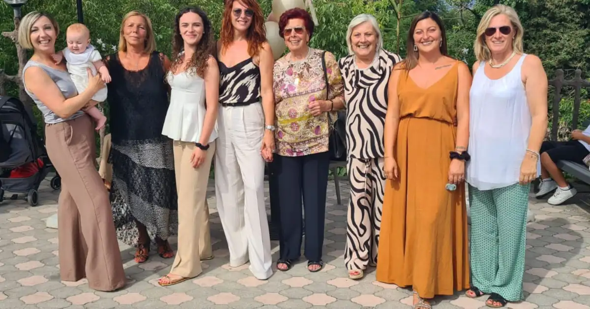 Festa per i 90 anni di nonna Piera a Luni: quattro generazioni al femminile