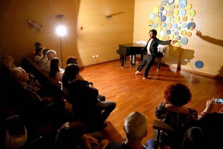 La performance di ballo di Alex Bordigoni incanta l’Ospedale delle Apuane La performance di ballo di Alex Bordigoni incanta l'Ospedale delle Apuane - donatori di musica, massa