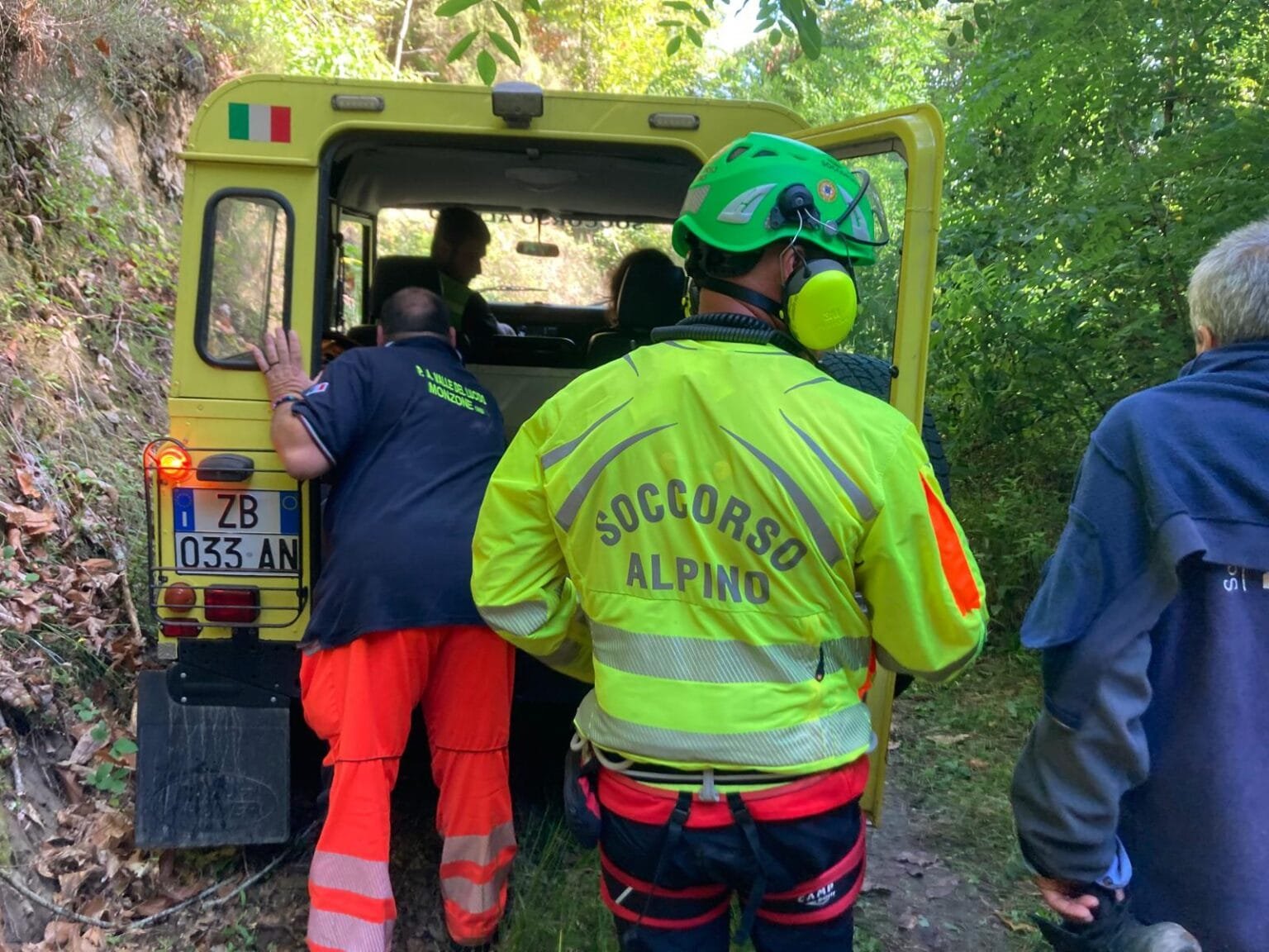 Donna si rompe una gamba cercando funghi nei boschi di Pulica - boschi, elisoccorso