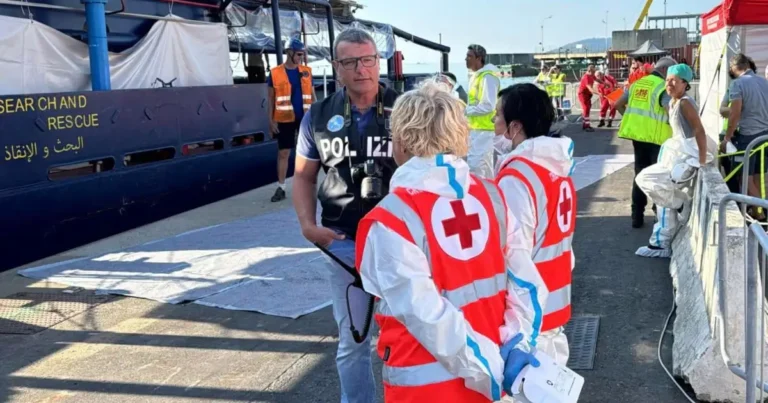 Sbarco nave Sea Watch 5, volontari della Croce Rossa impegnati in porto già dall'alba - croce rossa, la spezia