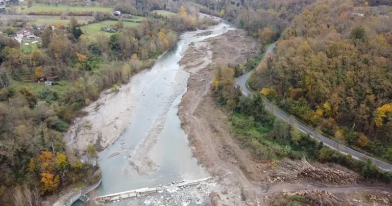Rimosse le piante che ostruivano il corso del Taverone a Licciana - Fiumi, lavori