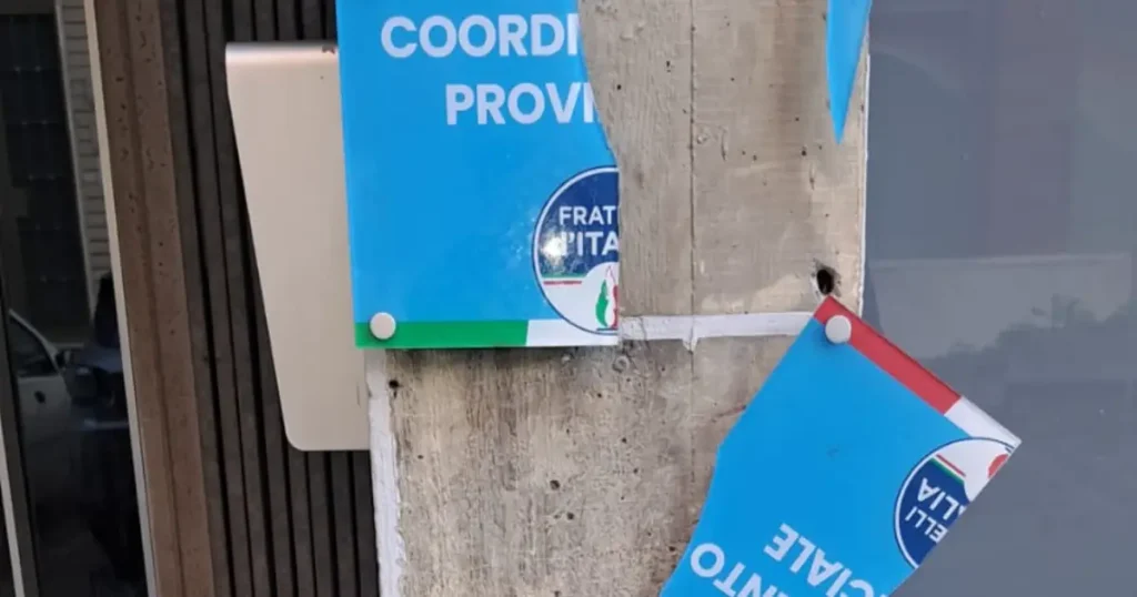 Atto vandalico alla sede FdI di Massa, Amorese: "I vigliacchi non ci intimidiscono" - amorese, fdi