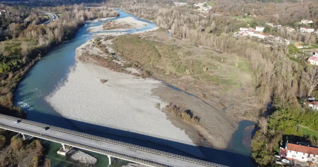 Concluso intervento sul Magra a Tresana, rimosse alcune piante lungo l’alveo del fiume Concluso intervento sul Magra a Tresana, rimosse alcune piante lungo l'alveo del fiume - fiume, magra