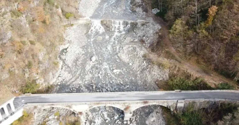Ripristinata una briglia lungo il Taverone con massi naturali recuperati in alveo - briglia, fiume