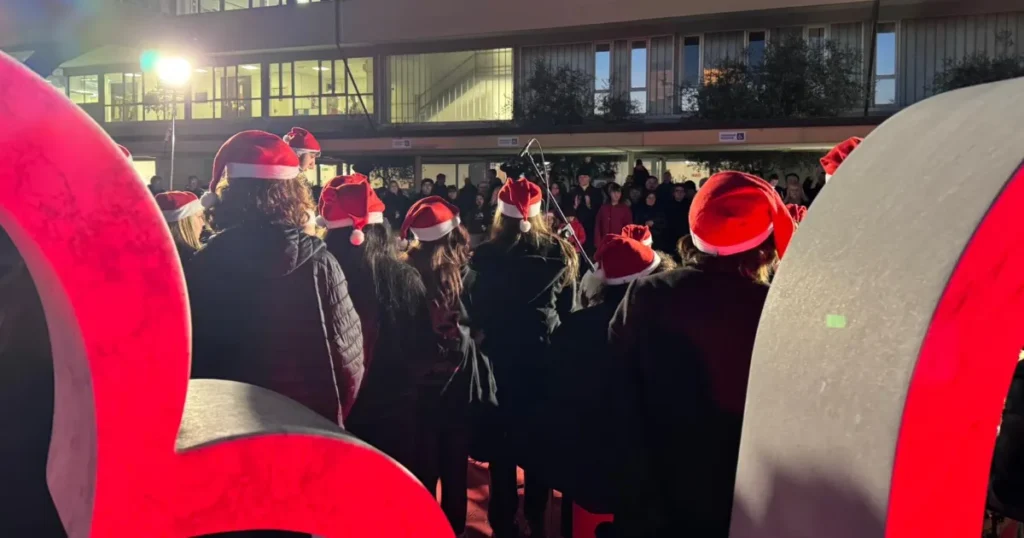 Un albero di ghiaccio per i pazienti dell'Ospedale del cuore e tutta la comunità - monasterio, musica