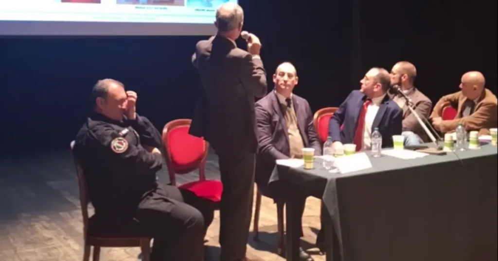 Pontremoli ripudia la guerra? - guerra, olitec