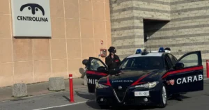 Rapina al Centro Luna di Sarzana: arrestato straniero dopo violenza a guardia giurata - arresto, centro luna