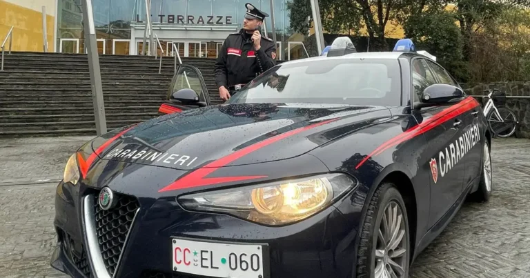 Controlli dei Carabinieri al centro commerciale Le Terrazze, fermato un giovane, sequestrato un coltello - carabinieri, giovane