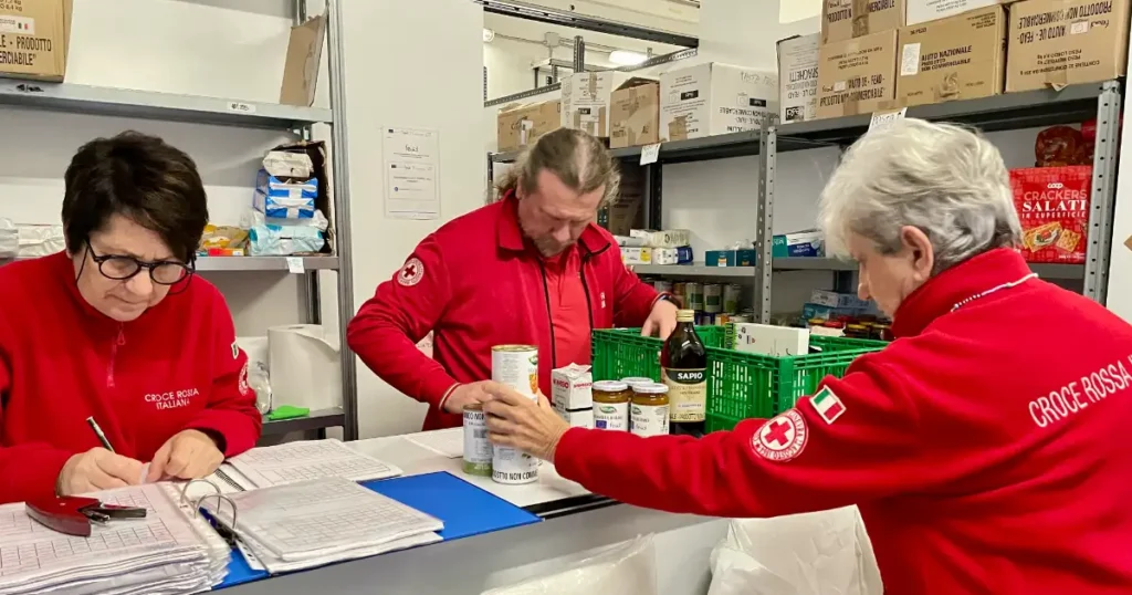 Volontari Croce Rossa Spezia distribuiscono pacchi alimentari a famiglie in difficoltà nel 2025