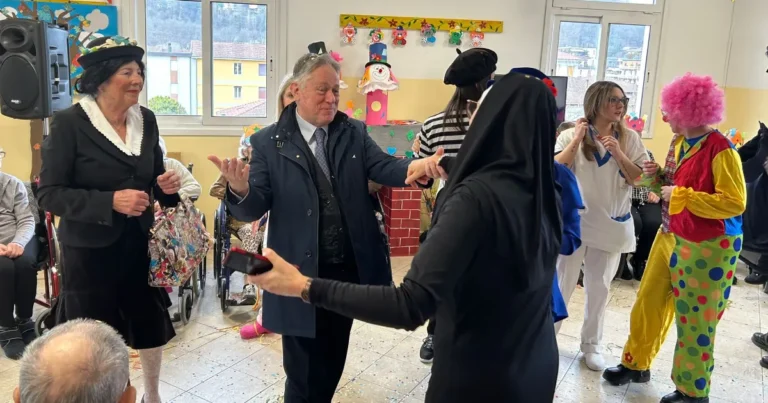 Carnevale in festa alla RSA Sanatrix: un pomeriggio di musica e condivisione con il sindaco Carnevale in festa alla RSA Sanatrix: un pomeriggio di musica e condivisione con il sindaco - Aulla, carnevale
