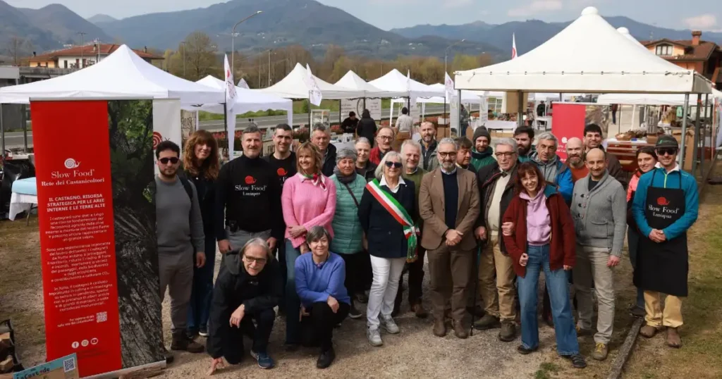 Castanicoltori e volontari Slow Food durante il laboratorio al Castagneto Monumentale di Filetto, Lunigiana, marzo 2026.