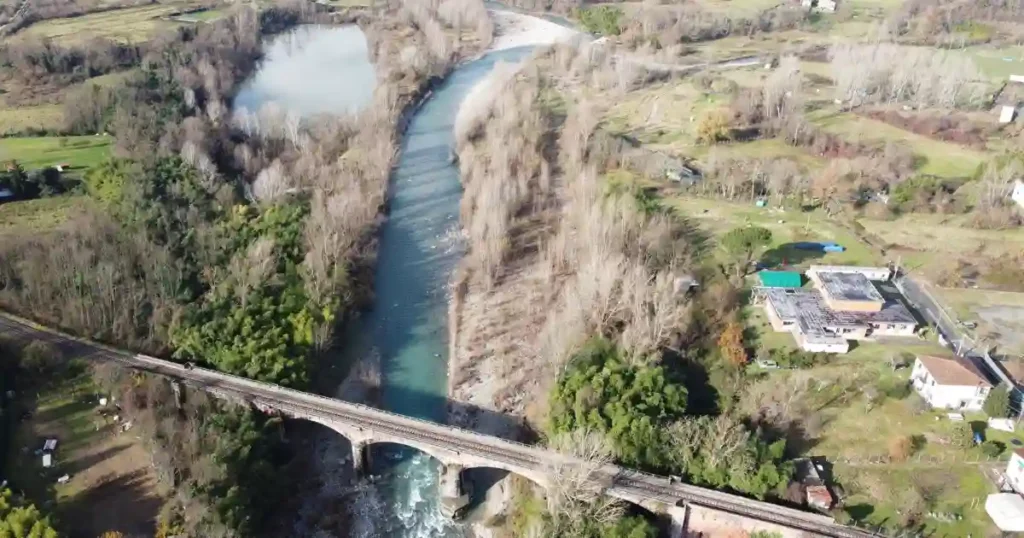 Rimosse le piante che ostruivano il deflusso nell'Aulella a Serricciolo – Immagine dell'articolo Rimosse le piante che ostruivano il deflusso nell'Aulella a Serricciolo - aulella, intervento