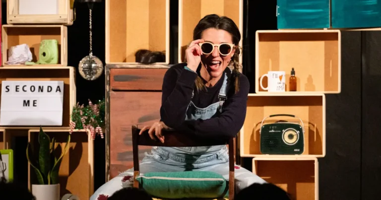 “Seconda Me” al Teatro della Rosa di Pontremoli: una storia ironica e poetica sulla possibilità di rinascere – Immagine dell'articolo “Seconda Me” al Teatro della Rosa di Pontremoli: una storia ironica e poetica sulla possibilità di rinascere - Teatro